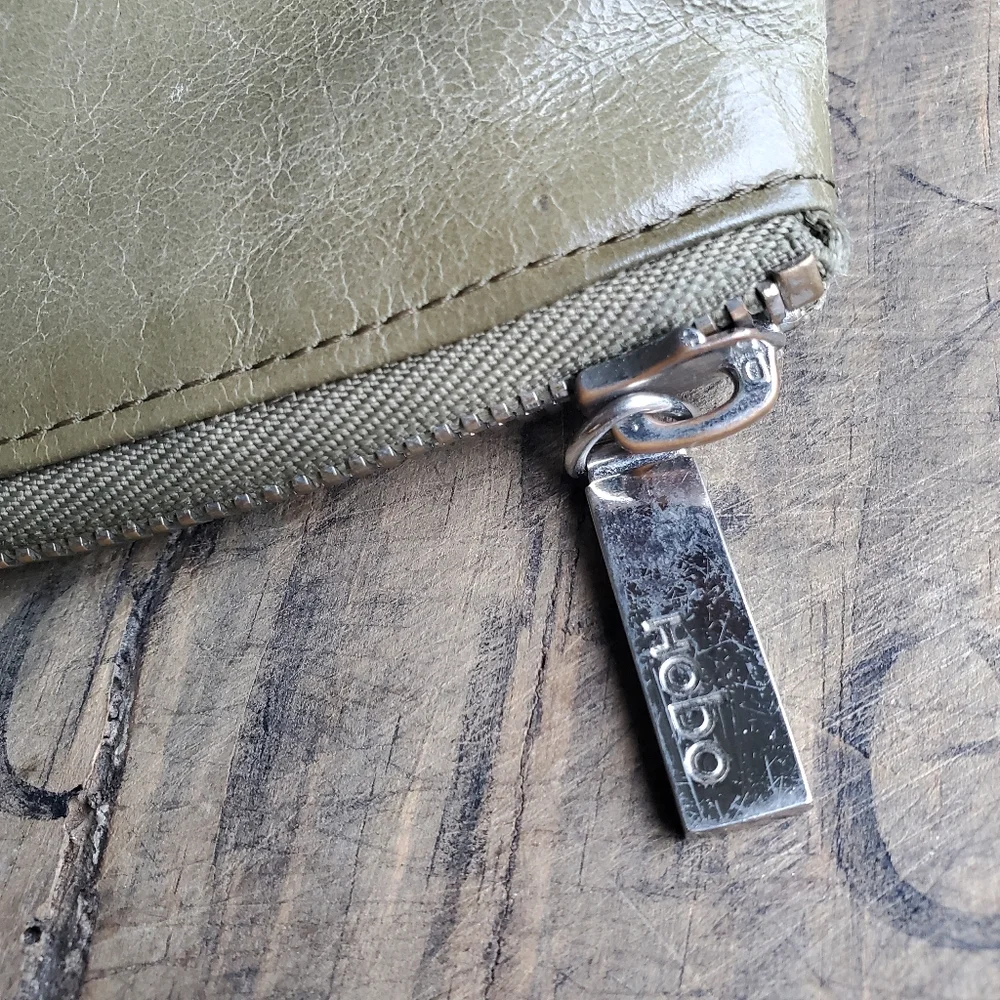 HOBO‎ Vintage Olive Green Distressed Leather Zip Around Kiss Lock Clutch|Wallet